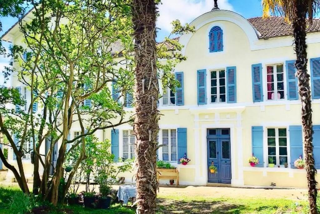 La Roulotte Du Chateau De Framboise Dumes Exterior photo