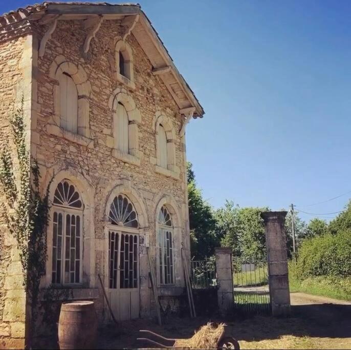 La Roulotte Du Chateau De Framboise Dumes Exterior photo